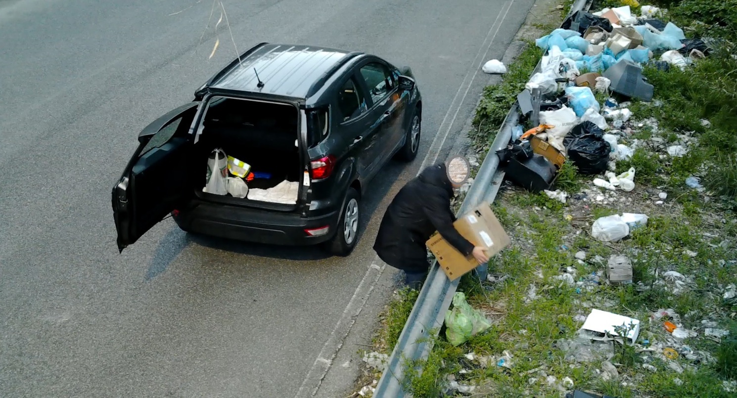 Torino – Battaglia contro gli zozzoni: arrivano le fototrappole contro le discariche abusive