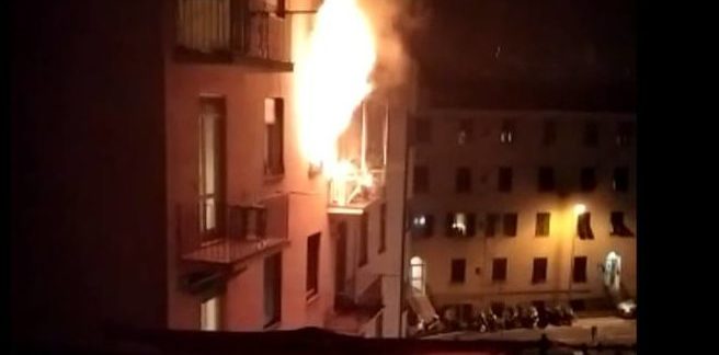 Torino – Brucia appartamento nella notte, il rogo è doloso: salvata in extremis coppia di anziani