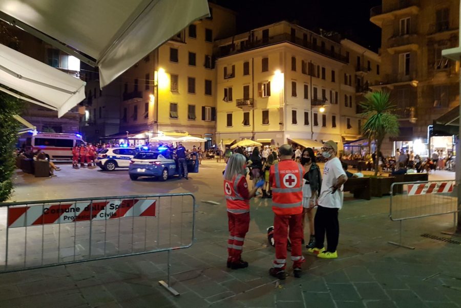 Torino – Maghrebini strappano la borsa a due donne: il titolare di un locale li insegue e li fa arrestare