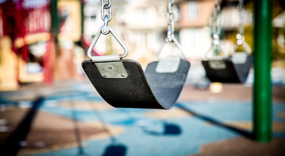 Pedofilo di 75 anni avvicina ragazzini ai giardinetti – Sono loro a chiamare il 112 e a denunciarlo