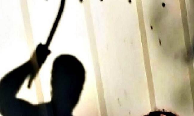 Torino – Caos totale al market: bulli creano scompiglio, il titolare li affronta con una spranga: tutti denunciati