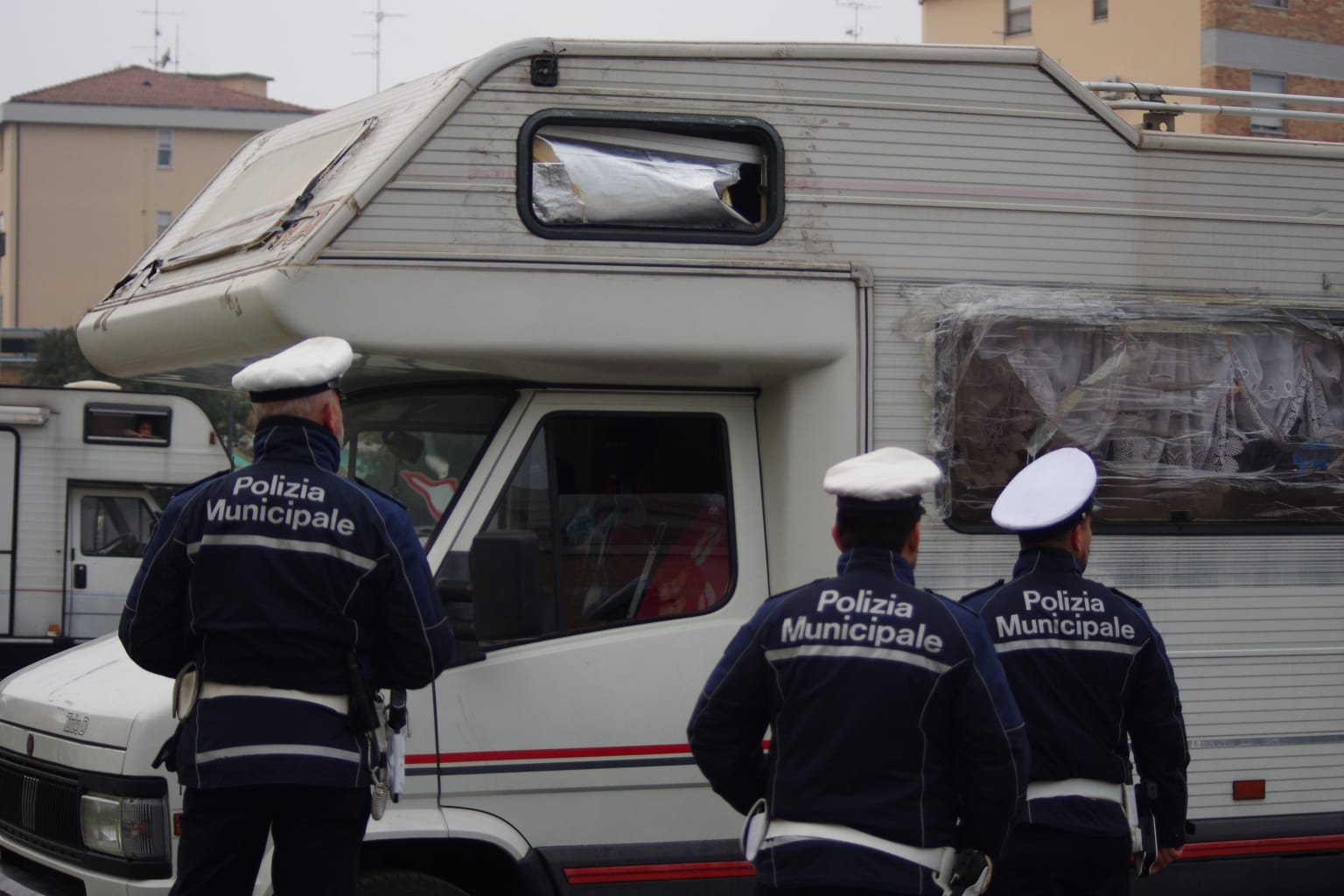 Torino – Rom sgomberati, bivaccavano nei pressi di corso Vittorio: Amiat rimuove una tonnellata di rifiuti