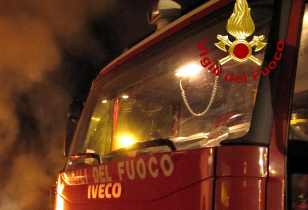 A fuoco la Balocco – Si incendia un forno, fiamme nella notte: l’intervento dei pompieri