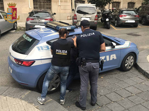Torino – Folle pakistano chiama la Polizia a casa, poi aggredisce gli agenti e si fa arrestare