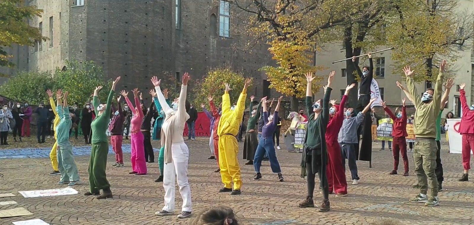 Torino – I lavoratori dello spettacolo in piazza reclamano risorse: “Aiutateci o moriremo”
