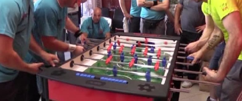 Torino – Organizza torneo di calcio balilla al bar e addio distanziamento: tutti multati, arriva la Polizia