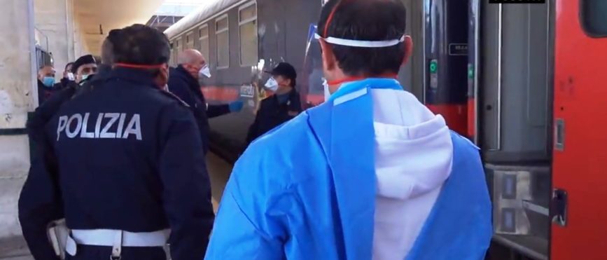 Torino – Non vuole mettere la mascherina sul treno e prende a ceffoni un agente: rischia 5 anni di carcere