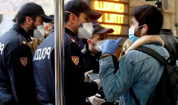 Torino – Ragazzo multato perché senza mascherina, furioso si scaglia contro i poliziotti