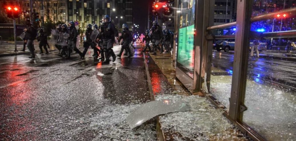 Guerriglia a Torino, danni per migliaia di euro – Appendino “Sciacallaggio sulle spalle dei lavoratori”