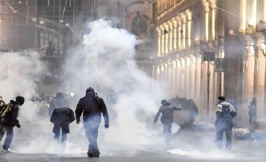 Guerriglia a Torino, la Lega attacca: “Caos creato da bande di immigrati per saccheggiare negozi”