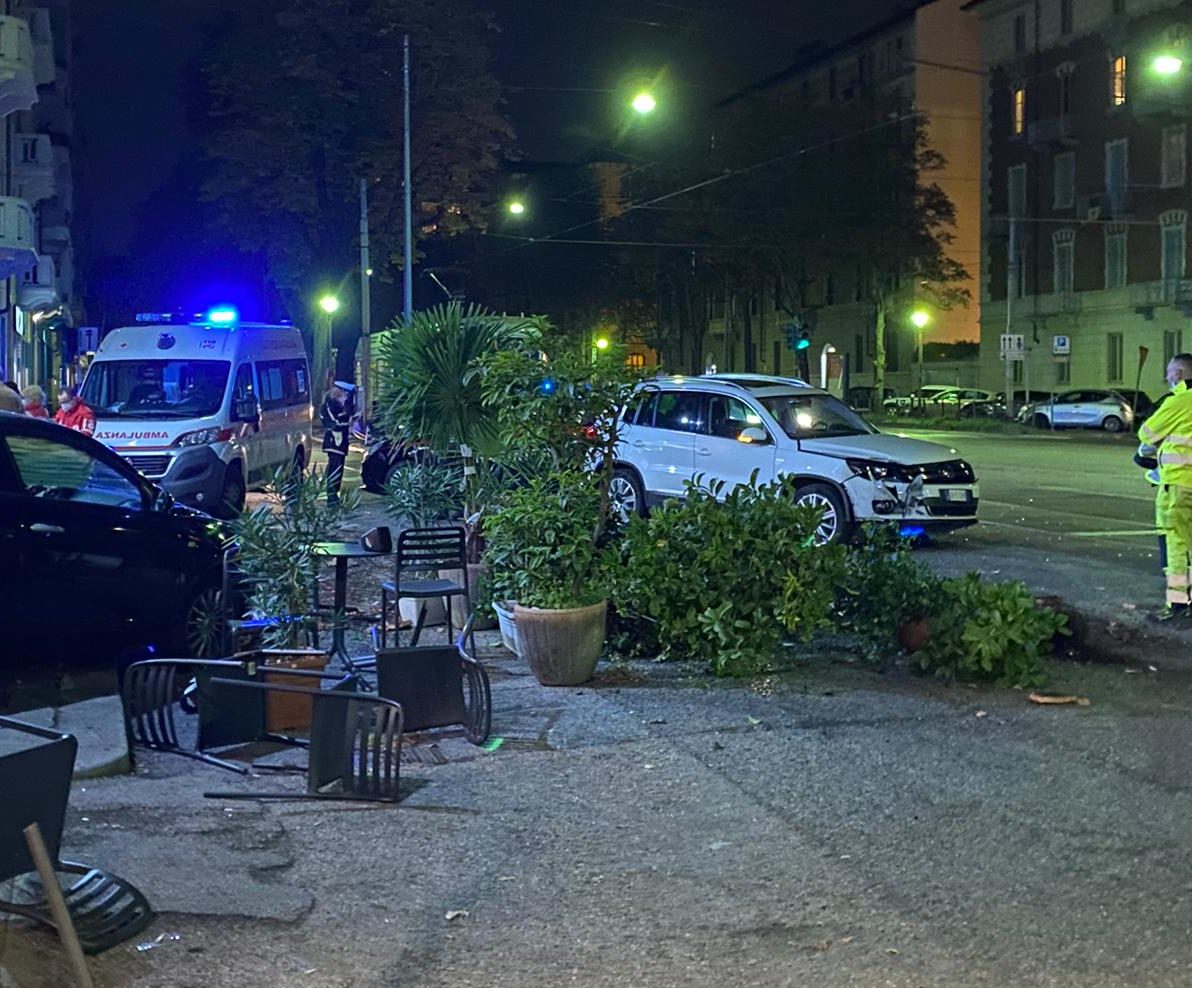 Torino – Attimi di grande paura alla Crocetta: auto finisce contro dehor, poteva essere un disastro