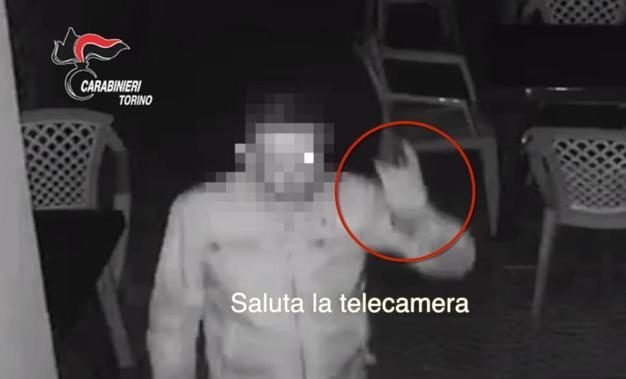 Torino – Ladro poco furbo, saluta la telecamera di sorveglianza e si fa beccare dai carabinieri: arrestato