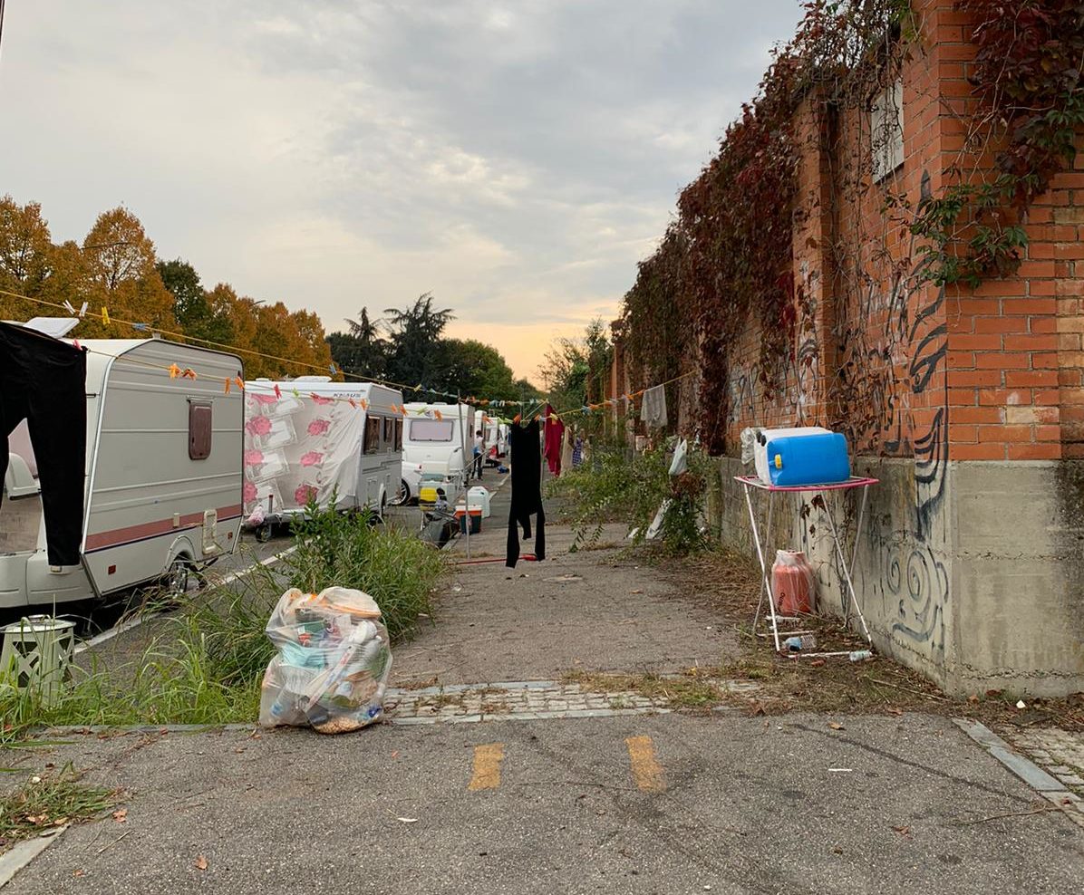 I nomadi occupano ancora via Monteverdi – Petrarulo: “Dopo gli sgomberi siamo al punto di partenza, il Comune intervenga”