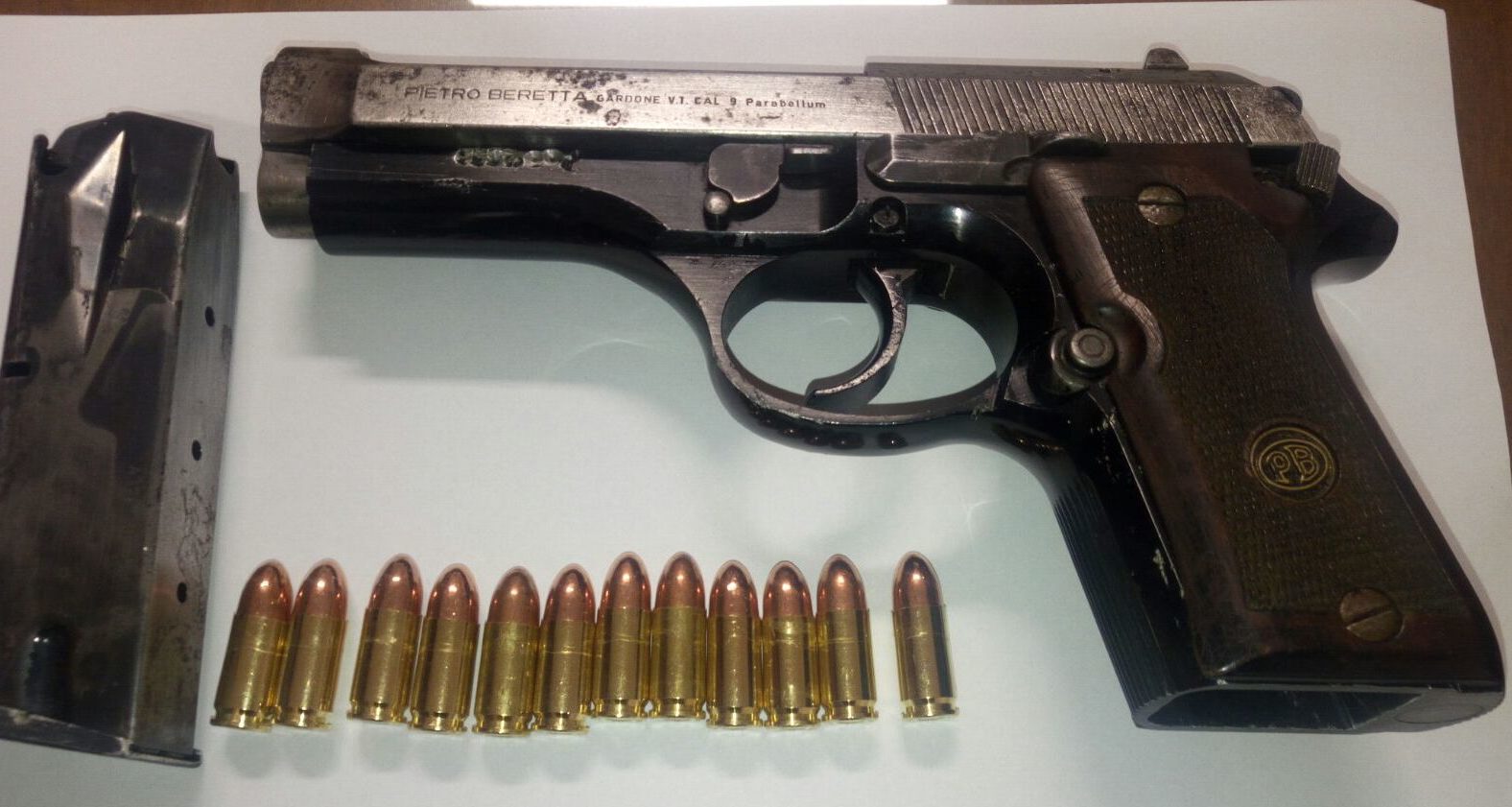 Piemonte – A 16 anni va a scuola con la pistola per punire un coetaneo: “Hai scritto alla mia ragazza”