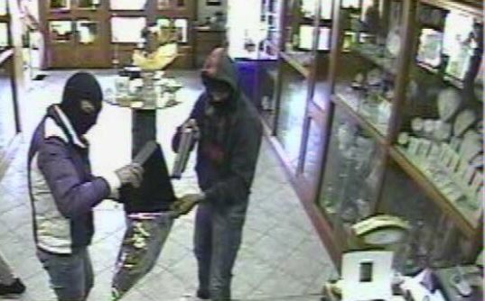 Centro di Torino – Rapina in gioielleria: i titolari reagiscono: un arresto è caccia agli altri delinquenti