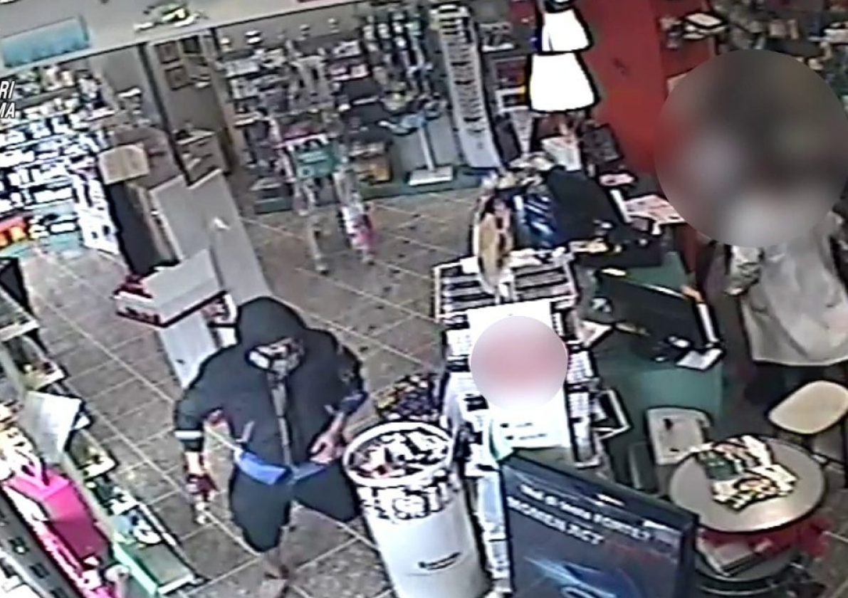 Torino – Prende a pugni la farmacista e la rapina, ma è inseguito e bloccato dai passanti: caos vicino a corso Francia