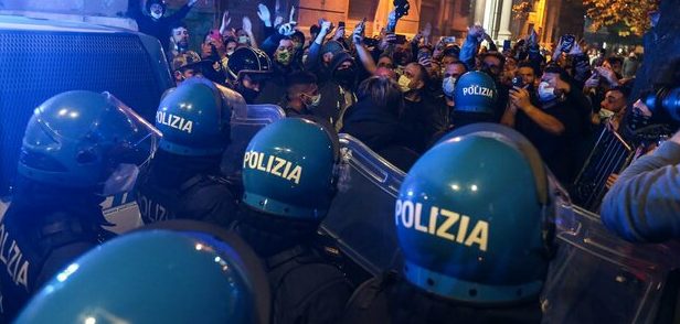 Torino, è guerriglia nel corteo anti coprifuoco – Negozi saccheggiati e bombe carta, caos in centro