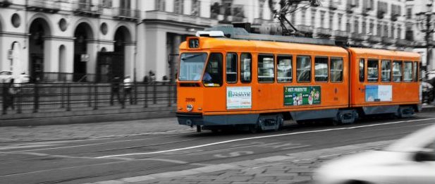 Torino – Dramma in centro: investito da un tram, muore un uomo di 45 anni