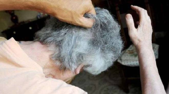 Orrore nel Torinese – Badante stuprava 90enne malata di Alzheimer: inchiodato da telecamere, condannato a 5 anni