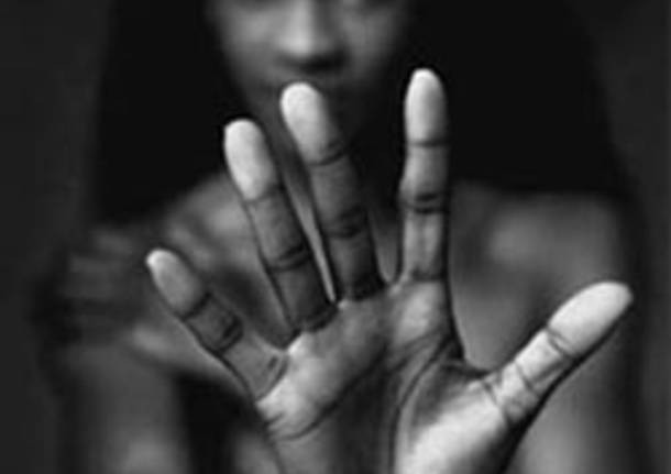 Torino – “Negra di m… ti spacco la faccia!” – Donna colpita con un pugno in strada, nuova follia razzista