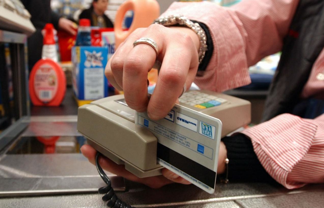 Torino – Ragazze rubano carta di credito a passante e vanno a comprare: scoperte e arrestate