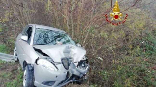 Piemonte – Sfiorata la tragedia, auto esce di strada e si ferma a pochi cm da un precipizio di 20 metri
