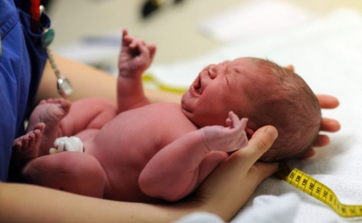 Torino – Bloccati nel traffico per un cantiere, bimbo nasce in auto: avventura a lieto fine