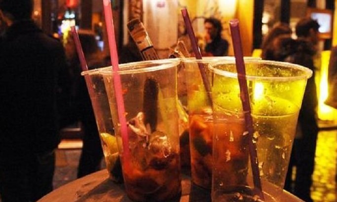 Torino – “Da bere per tutti!”: alle 21 bevono e mangiano in un bar, tutti multati, chiuso il locale