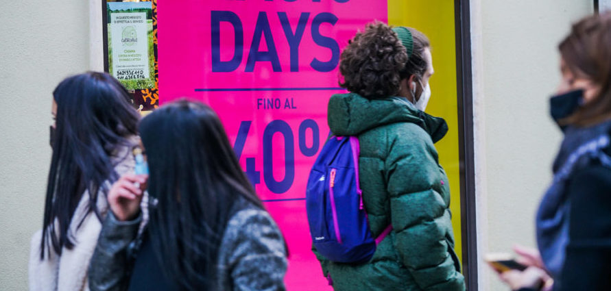 Torino – Riaprono i negozi, subito assembramenti per le vie del centro: addio distanziamento