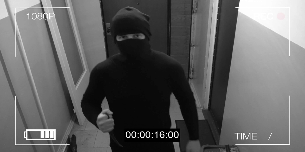 Torino – Con calamite entrano nelle case e le svaligiano, nuovo trucco dei ladri: 2 arresti