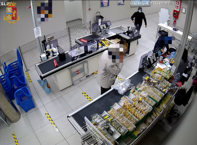 Torino – Col coltello minaccia cassiera alle spalle: è un rapinatore seriale, scoperto per i tatuaggi