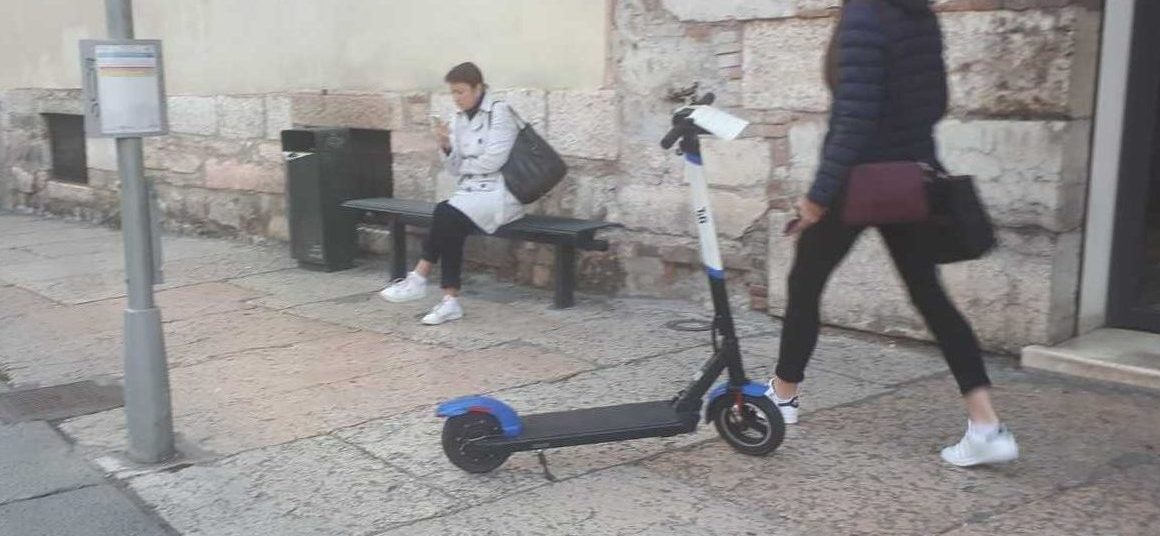 Torino – Non vedente inciampa in monopattino abbandonato e cade in strada: grosso rischio a Parella