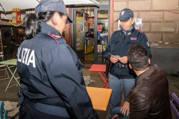 Torino – Esce dal locale con un panino in mano: la polizia chiude il negozio