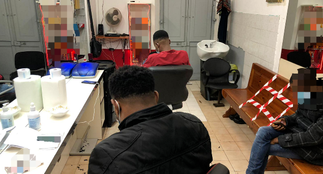 Torino – In 8 in coda dal parrucchiere ‘in barba’ alle restrizioni: multe e chiusura del negozio