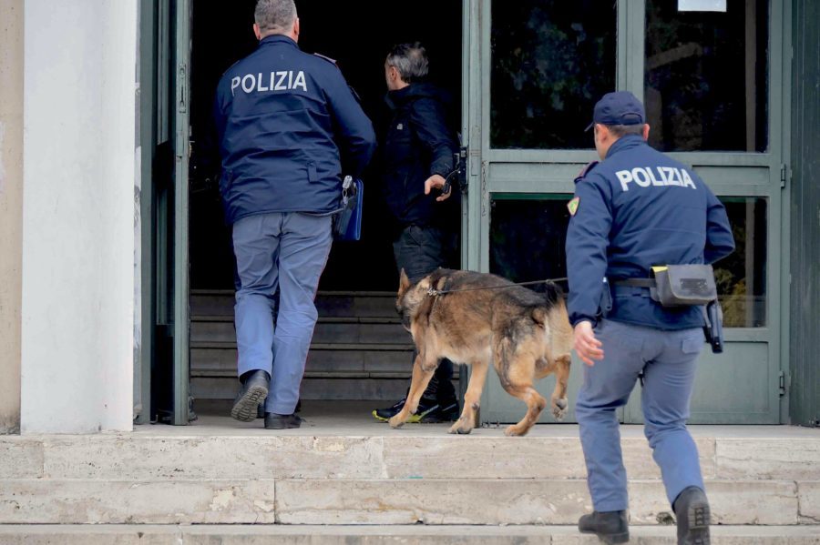 Torino – Ondata di furti nelle scuole chiuse per Covid – Col piede di porco tentano di introdursi all’interno, due arresti