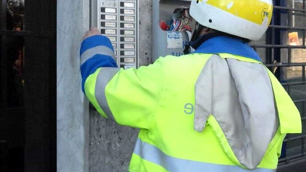 Il postino oltre alle bollette consegnava anche droga – Arrestato nel Torinese