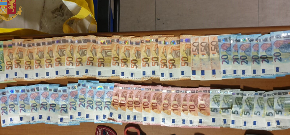 Torino – Pusher sorpreso in casa, lancia soldi dalla finestra: bloccato dalla Polizia