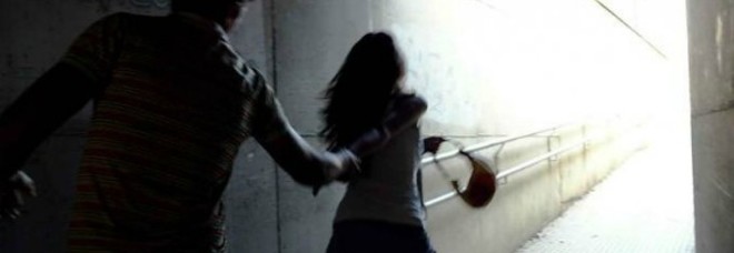 Torino – Seguita fin sotto casa e presa a pugni da un ladro. Un passante lo insegue e lo fa arrestare