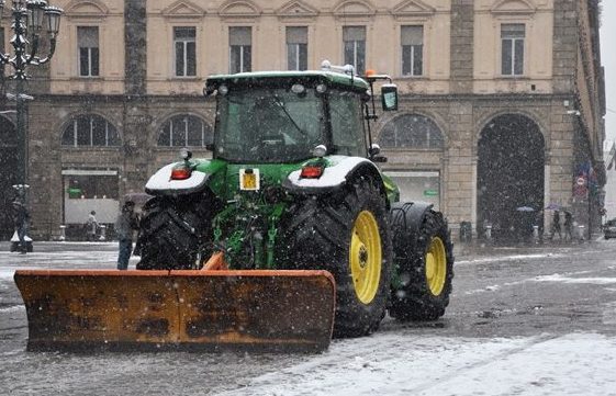 Neve a Torino: attivi i mezzi spargisale – E in serata arrivano altri fiocchi
