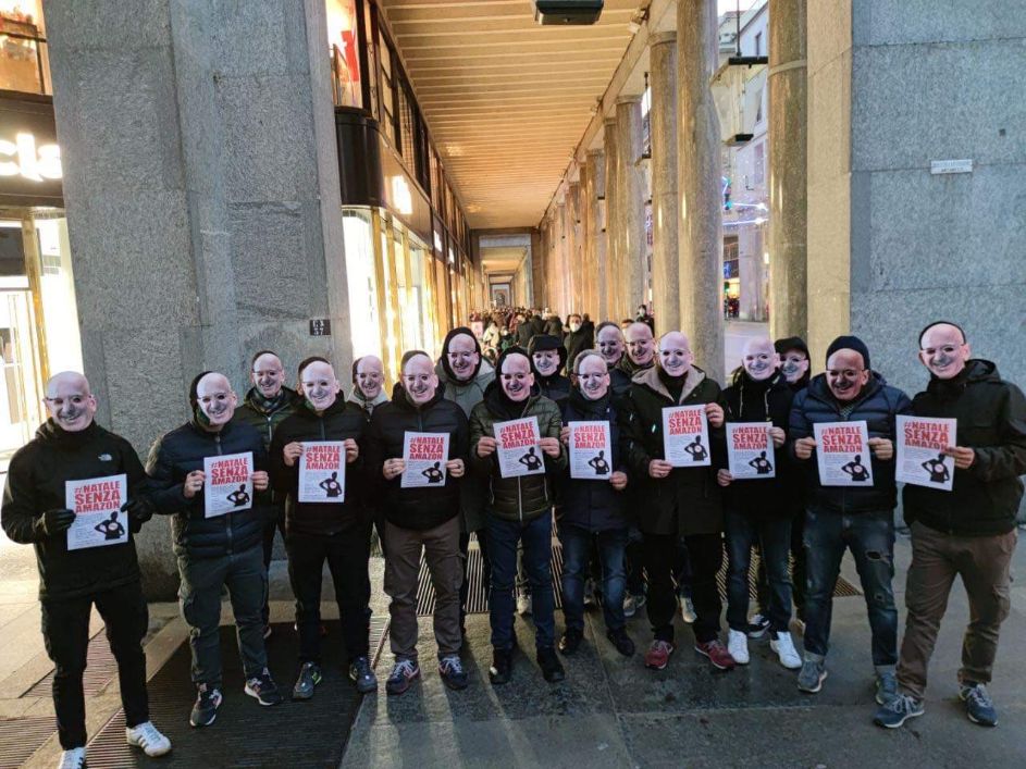 Torino – “Natale senza Amazon” – Tornano a colpire le Mascherine tricolori “Sì ai negozi locali, no ai colossi del web”