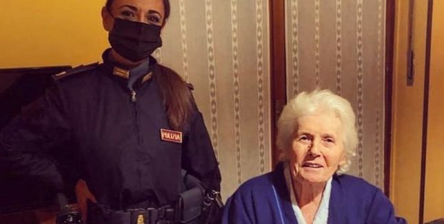 Ottantenne torinese resta sola e senza luce a Natale – La Polizia le dà supporto e compagnia