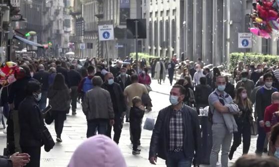 Torino – Ancora folle e assembramenti nelle vie dello shopping, giovani senza mascherina