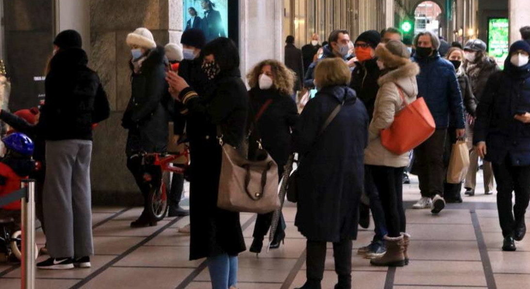 Sabato di assembramenti a Torino – Tutti in coda prima dell’apertura dei negozi, in fila anche per mezz’ora
