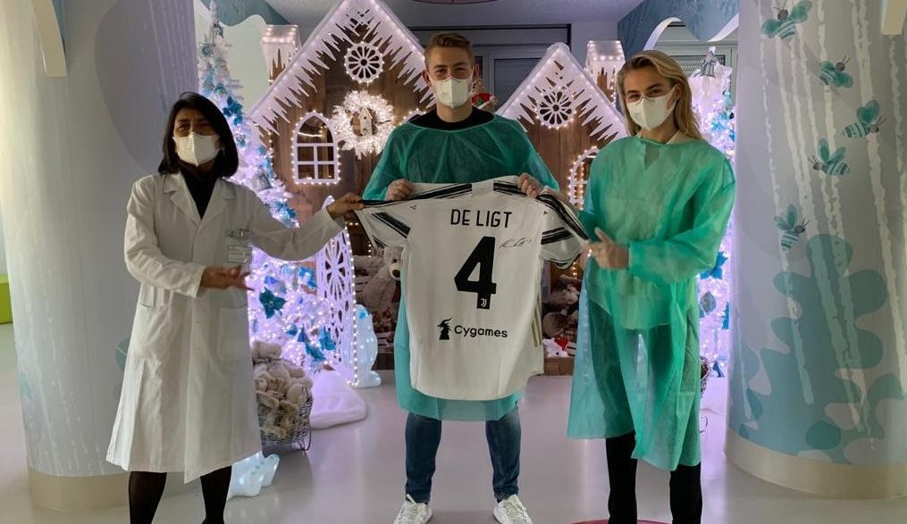 Bel gesto dello juventino De Ligt – Visita i piccoli pazienti del Regina Margherita donando maglie e gadget