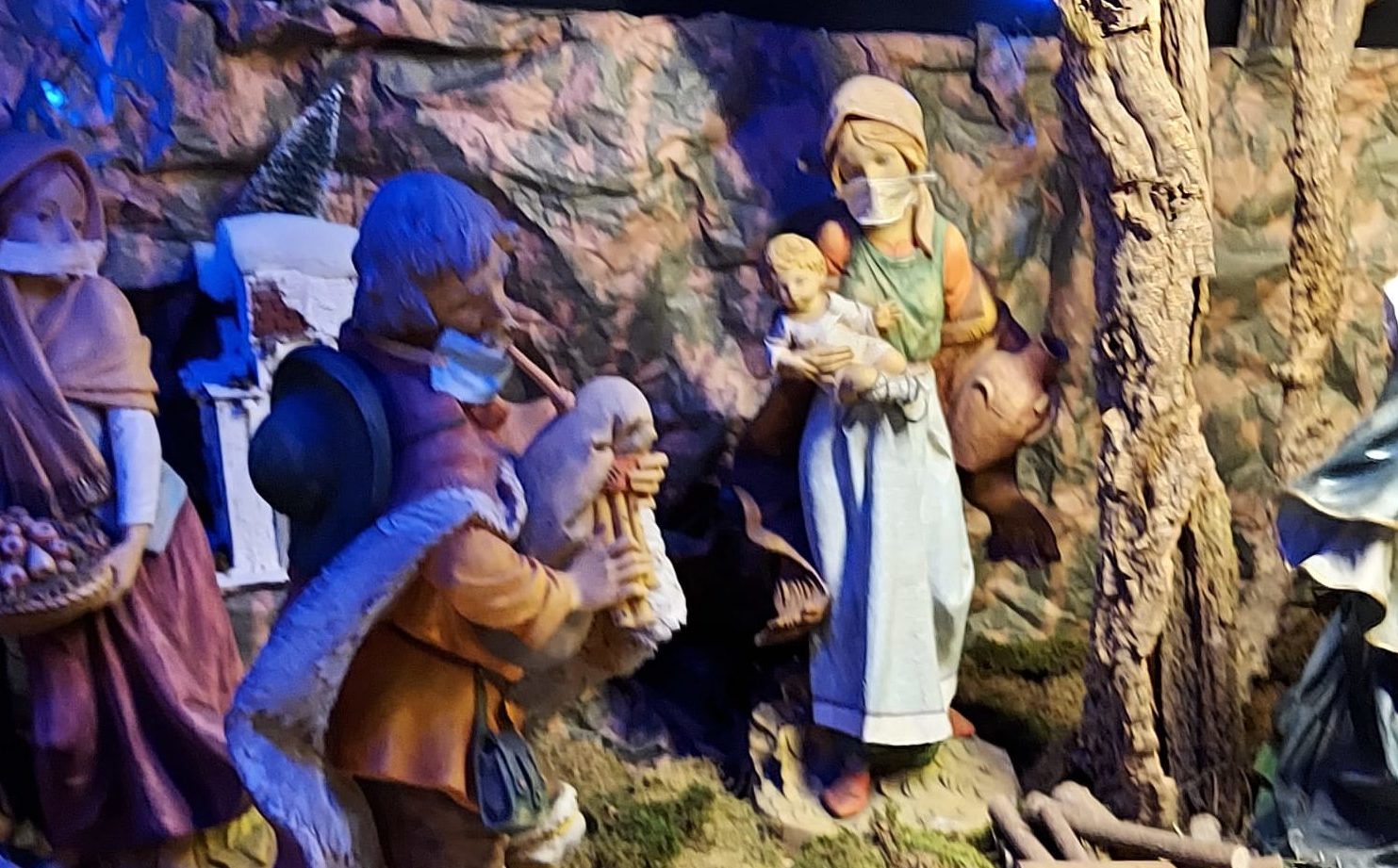 Torino – Nel Duomo i personaggi del presepe hanno le mascherine: “Carnevalata assurda”, è polemica