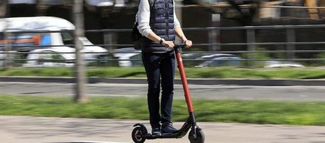 Torino – Scontro fra monopattino e auto dei Carabinieri in piazza Statuto. Monopattinista all’ospedale (e multato)