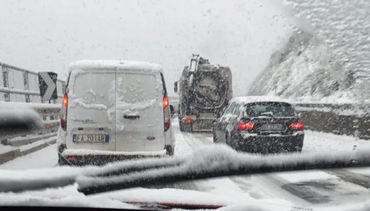 Neve su Torino e provincia – Disagi e code in autostrada, 38 treni regionali cancellati