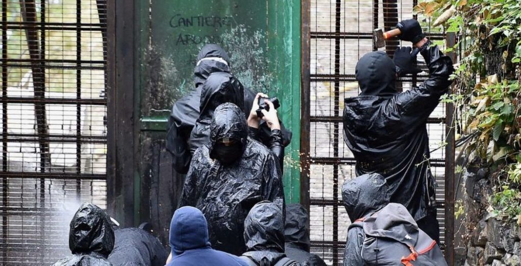 No Tav- Pesante scontro al cantiere: bombe carta contro la polizia, 2 feriti.
