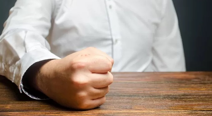 Torino – Padre paga bandito per spezzare le mani al figlio gay. Appendino “Ancora odio, serve cambio culturale profondo”