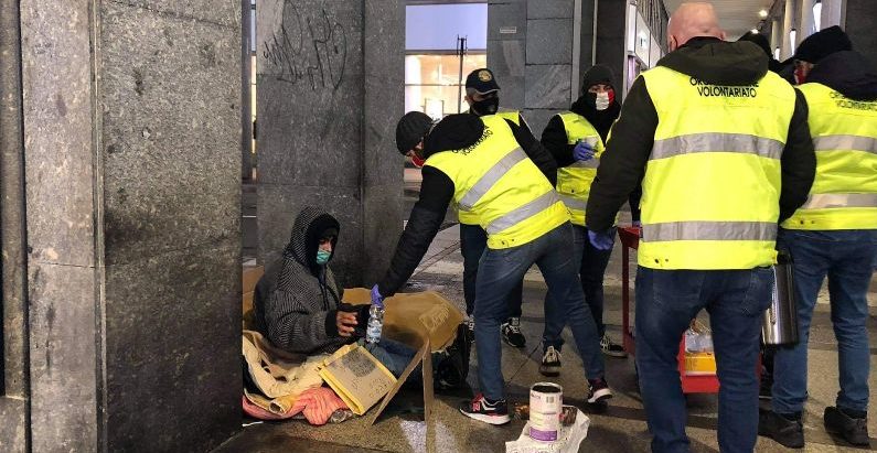 Torino – I volontari di Fahrenheit scendono in strada: 450 pasti caldi ai senzatetto